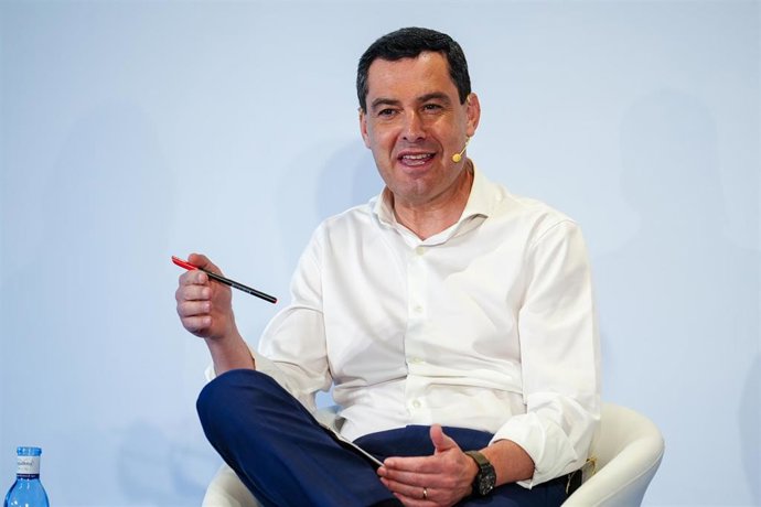 El presidente de la Junta de Andalucía, Juanma Moreno durante la presentación de la Ponencia Política del XXI Congreso Nacional del Partido Popular. A 17 de junio de 2025 en Sevilla, Andalucía (España). El presidente del PP de Andalucía, Juanma Moreno, ha