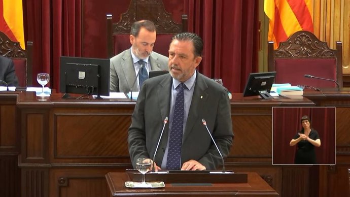 El conseller de Empresa, Empleo y Energía, Alejandro Sáenz de San Pedro, durante el debate.