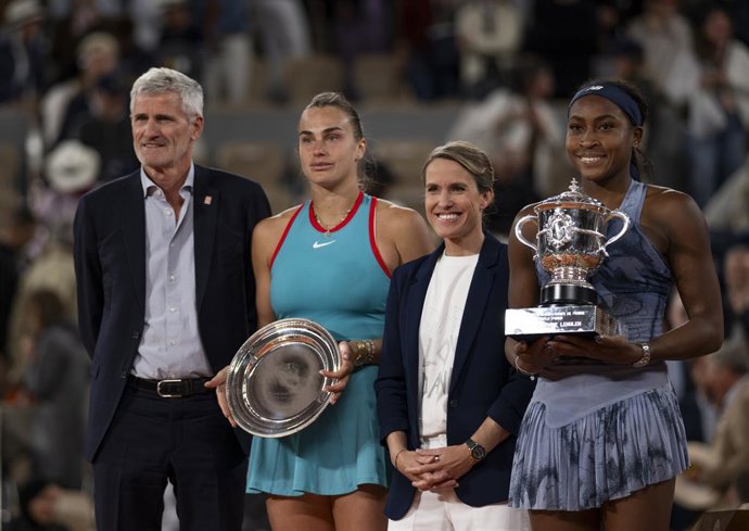 07 June 2025, France, Paris: (L-R) French Tennis Federation President Gilles Moretton, Belarusian Aryna Sabalenka, former Belgian Justine Henin, and American Coco Gauff pose after the women's singles final on day 14 of the French Open at Roland-Garros' Co