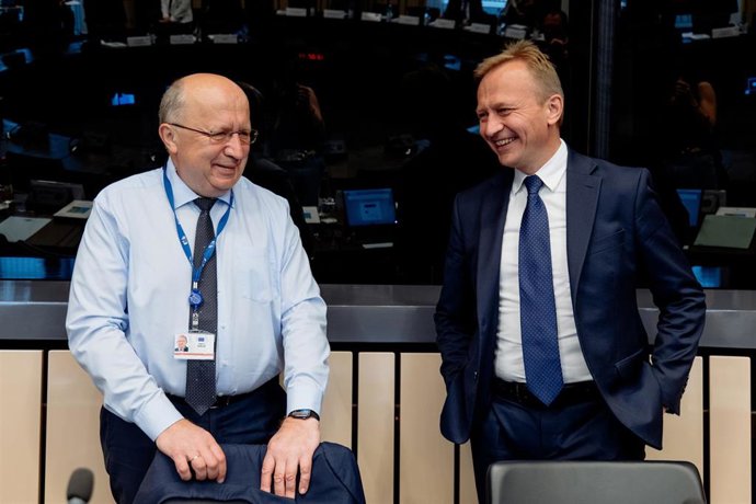 El comisario de Defensa, Andrius Kubilius, junto al de Presupuesto, Peter Serafin, en la reunión del colegio de comisarios en Estrasburgo.