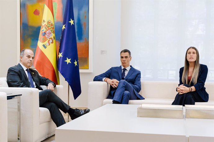 El secretari general de Junts, Jordi Turull, el president del Govern central, Pedro Sánchez, i la portaveu del partit al Congrés, Miriam Nogueras