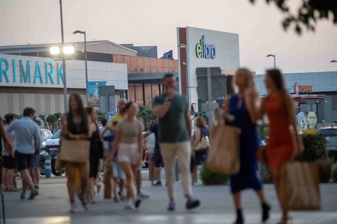 Imagen del público en los espacios del centro comercial El Faro, en Badajoz.