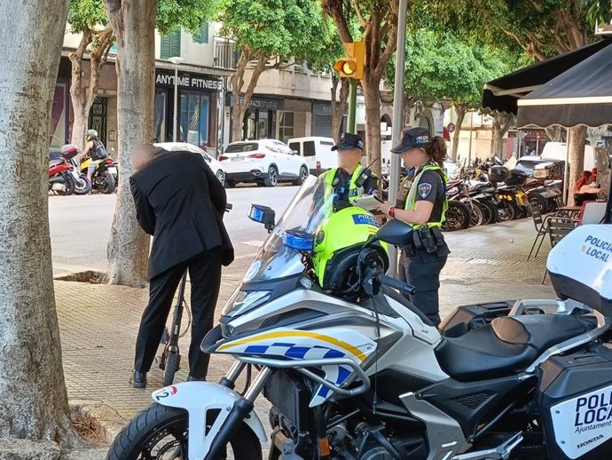 La Policía Local de Palma, durante uno de los controles a los usuarios de patinetes.