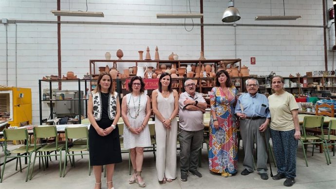 Gálvez (3ª izda.), durante su visita al taller artesanal Barro de Palma.