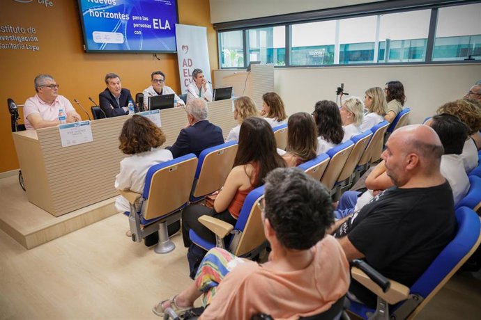 El conseller de Sanidad, Marciano Gómez, durante la clausura de las jornadas 'Nuevos horizontes para las personas con ELA', organizadas por la Unidad de Referencia de ELA del Hospital Universitari i Politècnic y el IIS La Fe
