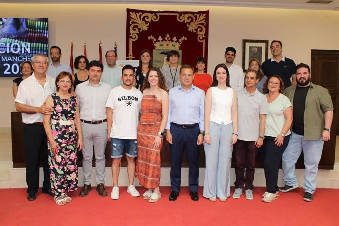 El alcalde de Albacete, Manuel Serrano, ha anunciado este martes en el Ayuntamiento las tres nuevas parejas de Manchegos de la Feria para 2025.