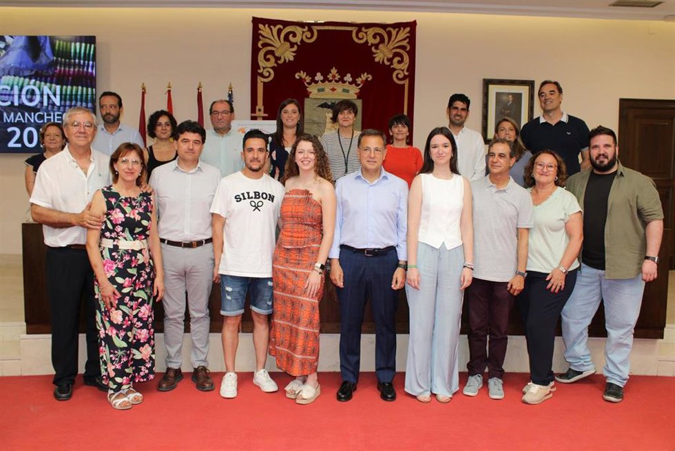 El alcalde de Albacete, Manuel Serrano, ha anunciado este martes en el Ayuntamiento las tres nuevas parejas de Manchegos de la Feria para 2025.