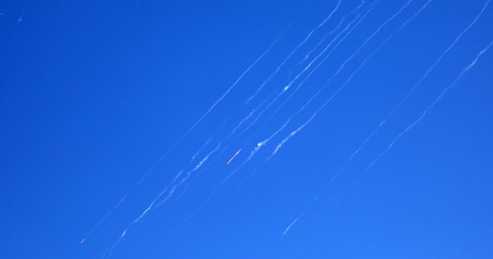 Estelas de misiles iraníes observadas desde Jerusalén