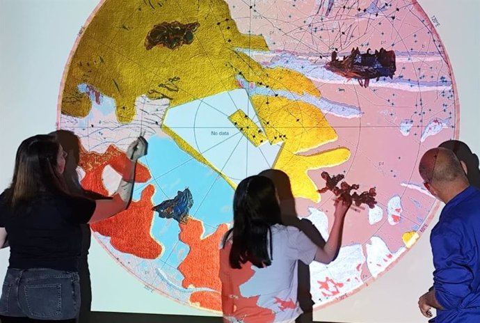 Estudiantes en un taller didáctico sobre el arte.