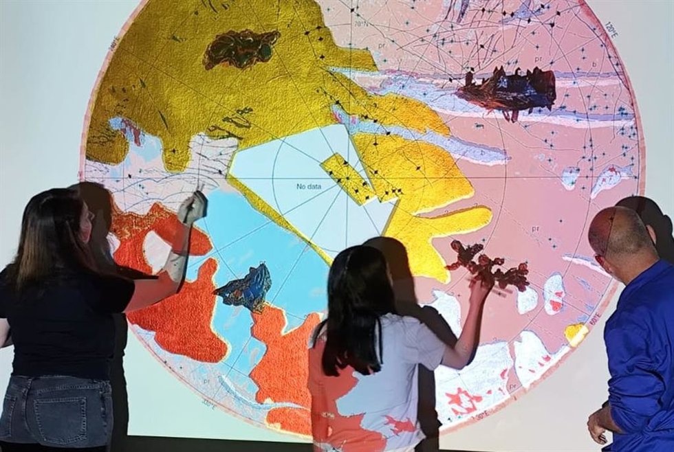 Estudiantes en un taller didáctico sobre el arte.