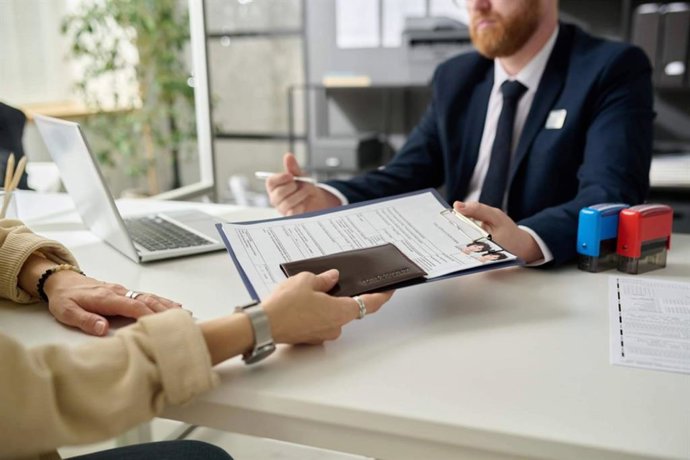 Auxiliares y estudiantes de idiomas, excluidos del nuevo sistema de permisos de trabajo en España
