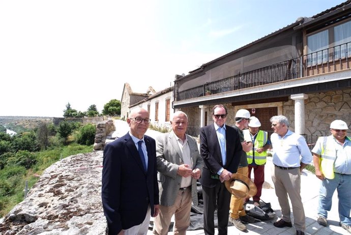Gonzalo Santonja visita las obras del castillo de Ledesma.