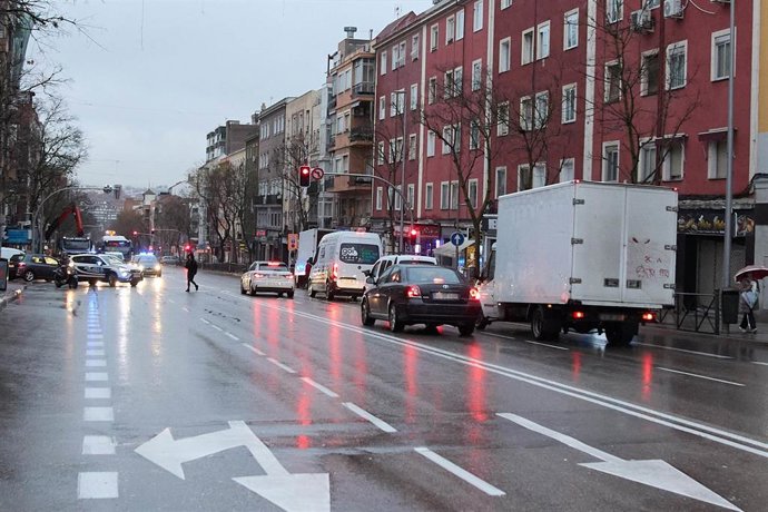 Archivo - Varios coches circulan bajo la lluvia durante la borrasca ‘Karlotta’, a 9 de febrero de 2024, en Madrid (España).