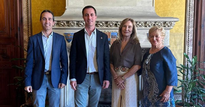El presidente del Consell de Mallorca, Llorenç Galmés, recibe en audiencia a la nueva presidenta del Club Elsa, Ana Carmen Marín