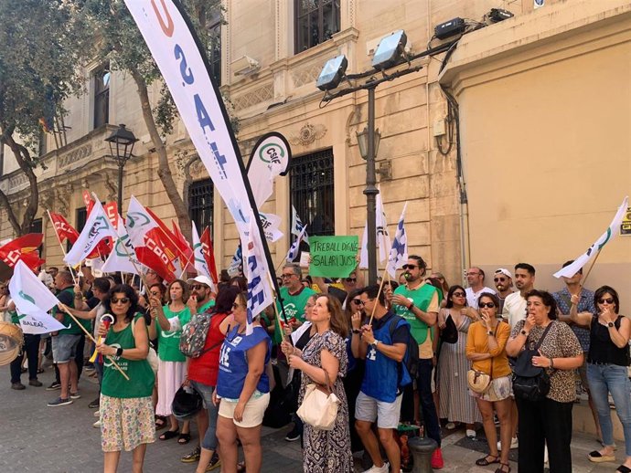 Reclaman ante el Parlament mejoras laborales y salariales para personal de Fundación de Apoyo a la Dependencia y s'Estel.