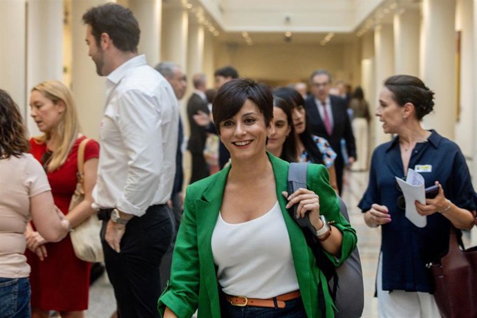 La ministra de Política Territorial y Portavoz del Gobierno, Isabel Rodríguez, a su llegada a un pleno en el Senado, a 17 de junio de 2025, en Madrid (España). 