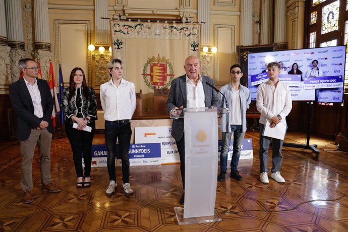 El alcalde, Jesús Julio Carnero García, ha recibido junto al concejal de Comercio Mercados y Consumo, Víctor Martín, a Román Fraile, Kevin Revuelta y Marcos Alba, estudiantes del IES Arca Real Valladolid,