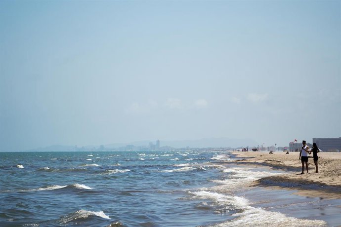 Archivo - Una playa de la provincia de Valencia, en imagen de archivo