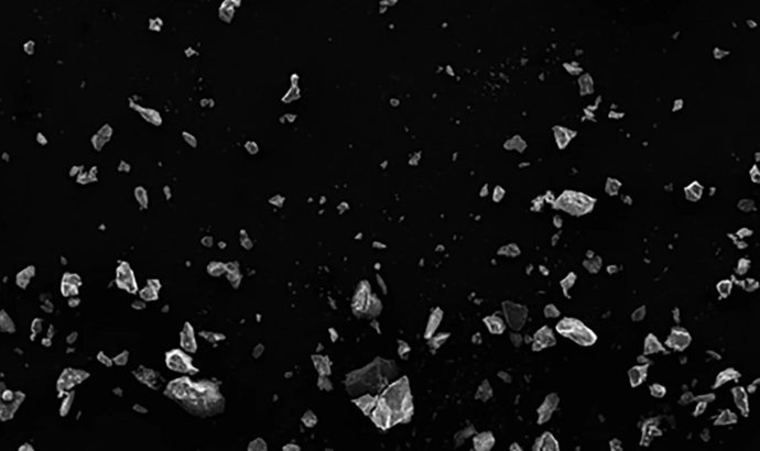 Imagen de microscopía de una muestra de simulación de polvo lunar