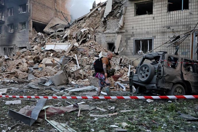 Escombros tras un ataque del Ejército de Rusia en la capital de Ucrania, Kiev