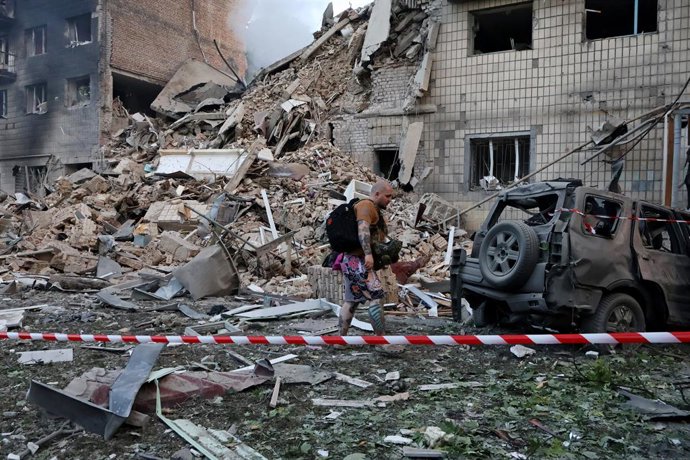 17 de junho de 2025, Kiev, Ucrânia: Um médico trabalha no local dos danos a um prédio residencial durante um ataque russo em meio ao ataque da Rússia à Ucrânia: 1011710938, Licença: Rights-managed, Restrictions: , Model Release: não, Linha de crédito: Ale