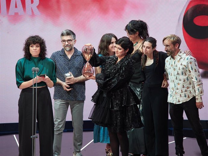 Recogida de premio al mejor espectaculo familiar para Cuento de Navidad (encapsulando a dickens) de Societé Mouffette y COMA 14  , durante la XXVIII edición de los Premios Max de las Artes Escénicas.