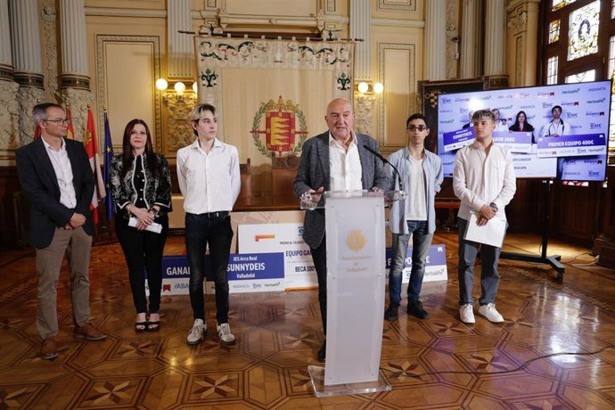 El alcalde, Jesús Julio Carnero García, ha recibido junto al concejal de Comercio Mercados y Consumo, Víctor Martín, a Román Fraile, Kevin Revuelta y Marcos Alba, estudiantes del IES Arca Real Valladolid,