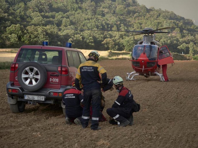 Archivo - Varios bomberos trabajan en la extinción de un incendio en Navarra en una imagen de archivo.