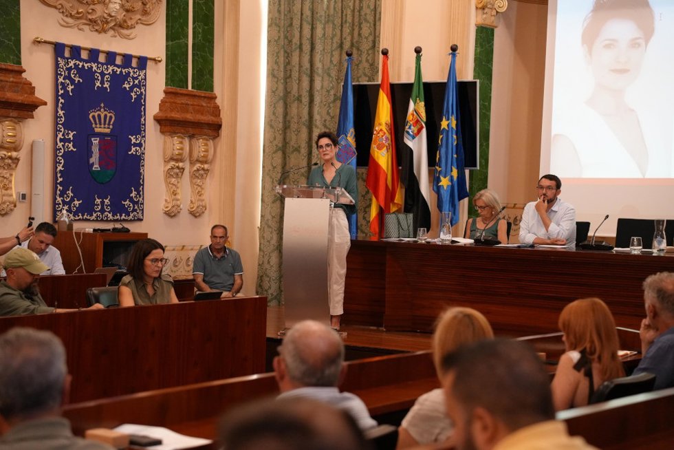 La presidenta de la Diputación de Badajoz en la Junta General de Promedio