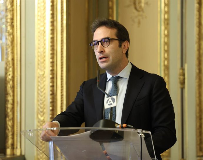 O Ministro da Economia, Comércio e Empresas, Carlos Cuerpo, discursa na abertura de uma conferência sobre cláusulas de congelamento de dívidas, na Casa de América, em 2 de junho de 2025, em Madri (Espanha). Essa conferência, que antecede a IV Conferência 