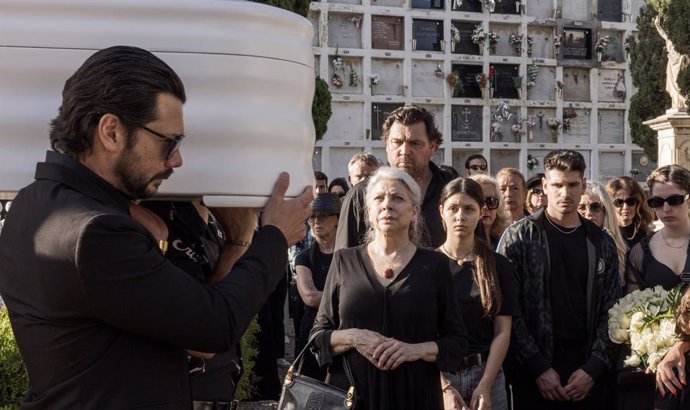 Primeras imágenes de Dos tumbas, miniserie con Kiti Mánver, Álvaro Morte y Hovik Keuchkerian que ya tiene fecha