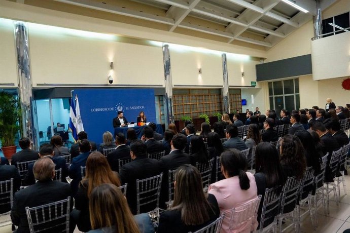 El Banco Central de El Salvador y Mastercard firman un acuerdo para acelerar el ecosistema de pagos digitales.