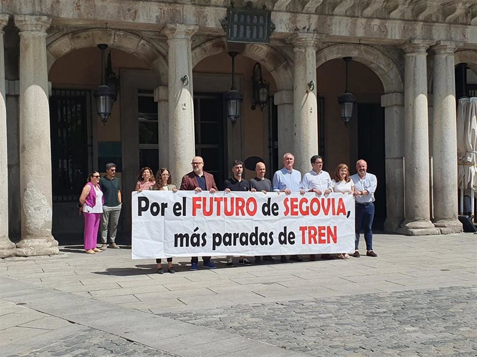 El alcalde Mazarías (4, dcha) con otros concejales, durante el paro.