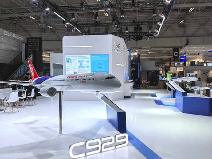 Comac firma un memorando con Safran para el programa C929 durante el Salón Aeronaútico de París.