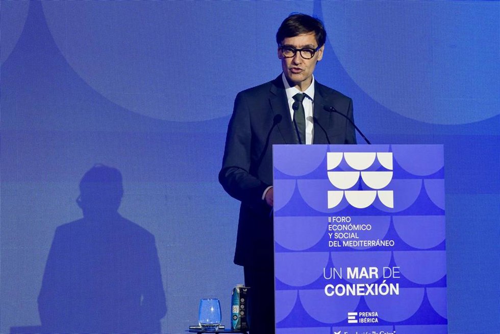El presidente de la Generalitat de Catalunya, Salvador Illa, interviene durante el II Foro Económico y Social del Mediterráneo en el Palacio de Ferias y Congresos, a 17 de junio de 2025 en Málaga (Andalucía, España). El presidente de la Junta de Andaluc
