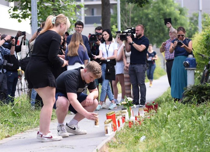 Imagen de archivo de varios estudiantes colocando velas en recuerdo a las víctimas del tiroteo en un colegio de Austria.