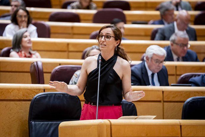 A Ministra da Saúde, Mónica García, fala durante uma sessão de controle do governo no Senado, em 10 de junho de 2025, em Madri (Espanha). A sessão plenária do Senado lida com a aprovação de atos anteriores e levanta questões sobre transporte, discriminaçã