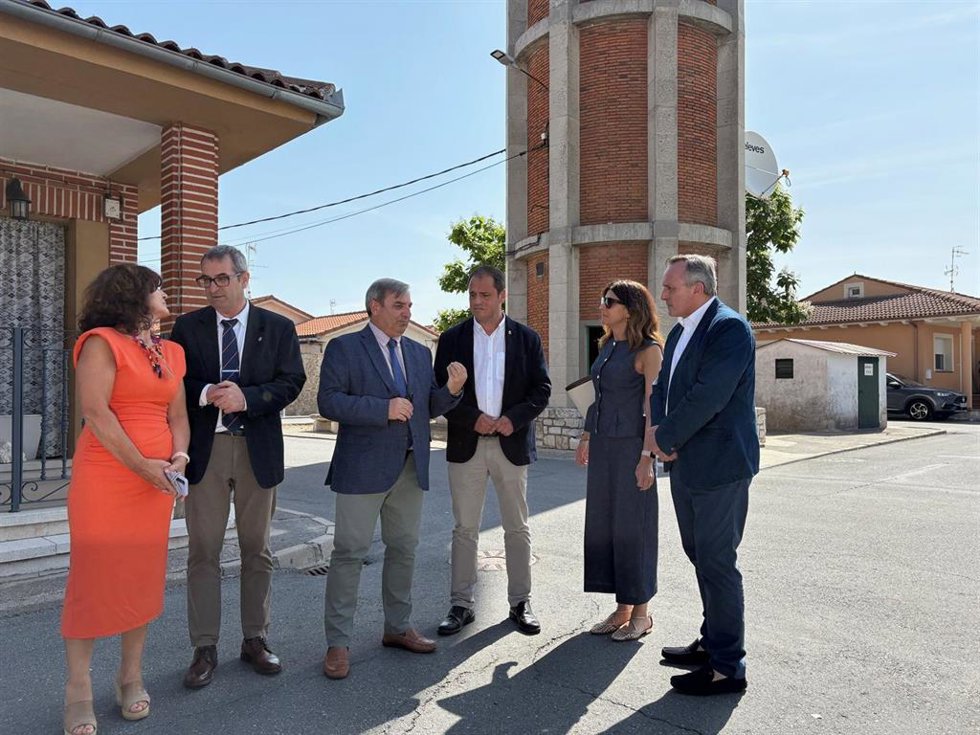 El consejero de Movilidad y Transformación Digital de Castilla y León, José Luis Sanz Merino, durante su visita al centro emisor de TDT de Sanchonuño (Segovia).