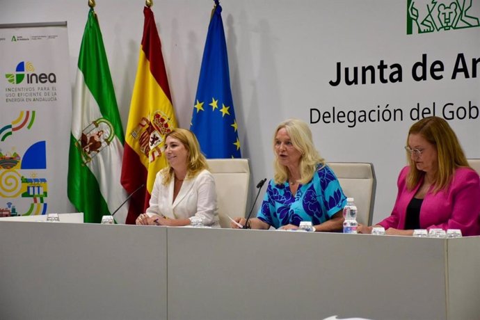 La delegada de la Junta en Cádiz, Mercedes Colombo, la directora gerente de la Agencia Andaluza de la Energía, Natalia Márquez, y la delegada territorial de Economía en Cádiz, Inmaculada Olivero, en jornadas provinciales de comunidades energéticas