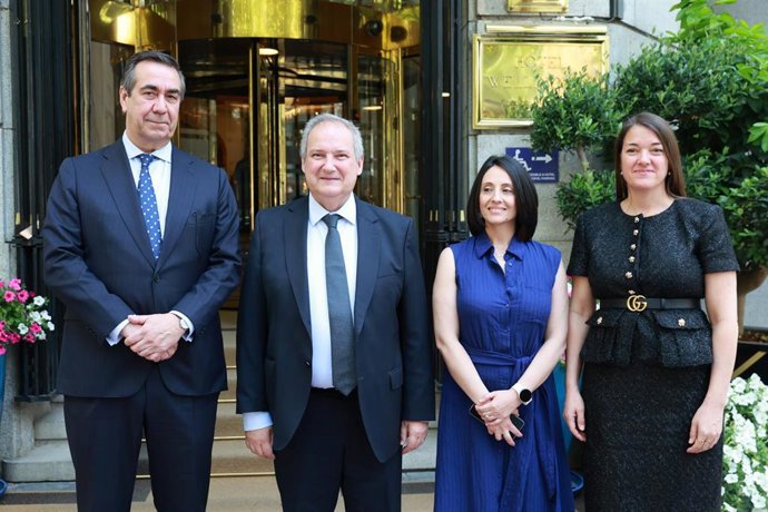 De izquierda a derecha: el presidente de Unesid, Bernardo Velázquez; el ministro de Industria y Turismo, Jordi Hereu; la secretaria de Estado de Industria, Rebeca Torró; y la directora general de Unesid, Carola Hermoso.