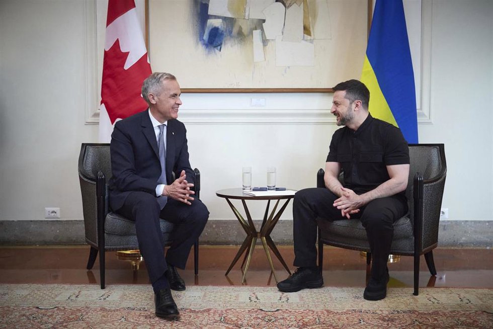 Archivo - El primer ministro canadiense, Mark Carney, y el presidente de Ucrania, Volodimir Zelenski.