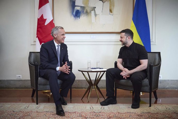 Archivo - 17 de maio de 2025, Roma, Itália: O presidente ucraniano Volodymyr Zelenskyy, à direita, comenta com o primeiro-ministro canadense Mark Carney, à esquerda, durante uma reunião bilateral, em 17 de maio de 2025, em Roma, Itália. Os dois se encontr