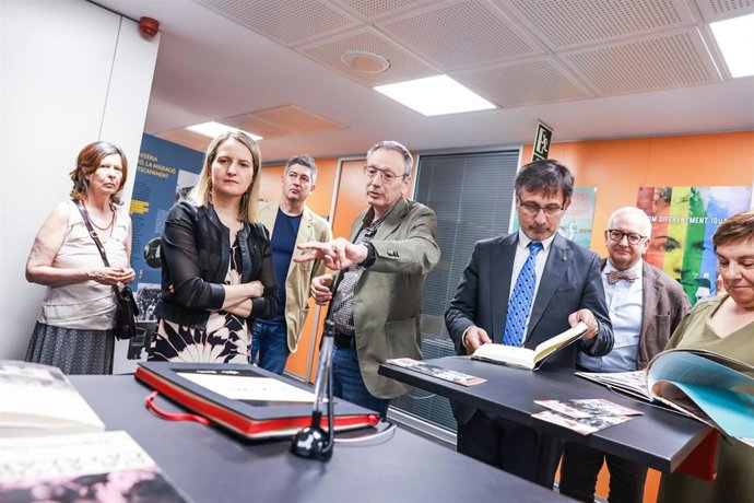 Martínez Bravo y Vila visitan la exposición itinerante sobre Paco Candel.