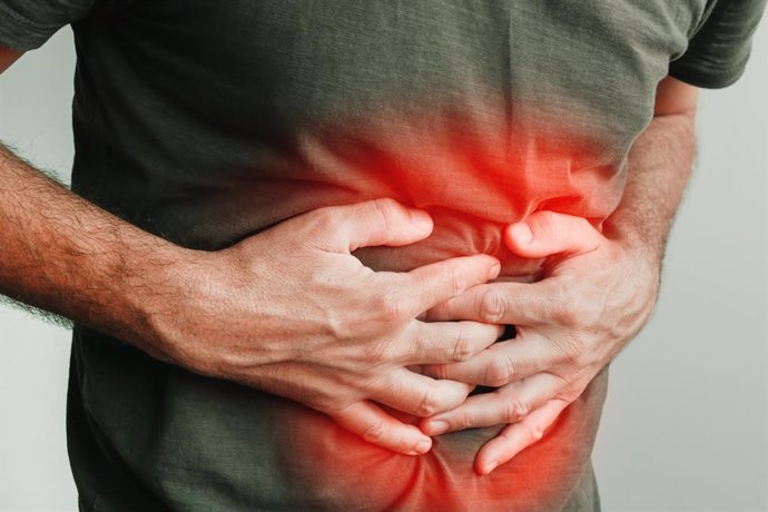 Archivo - Imagen de recurso de una persona con una enfermedad gastrointestinal.