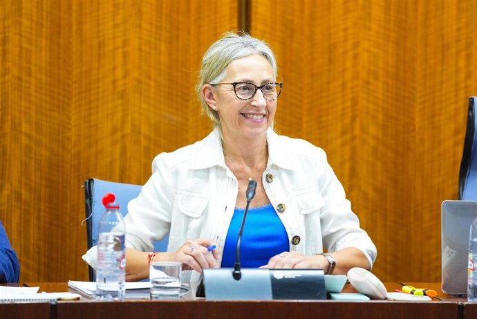 La consejera de Salud y Consumo de la Junta de Andalucía, Rocío Hernández, en la comisión parlamentaria del 17 de junio de 2025.