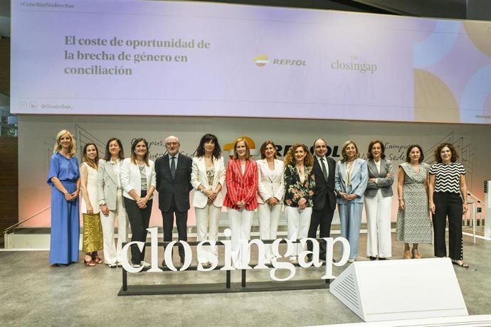 Foto de familia de la presentación del segundo informe de Closing Gap 'Coste de oportunidad de la brecha de género en la conciliación', impulsado por Repsol y elaborado por Afi.