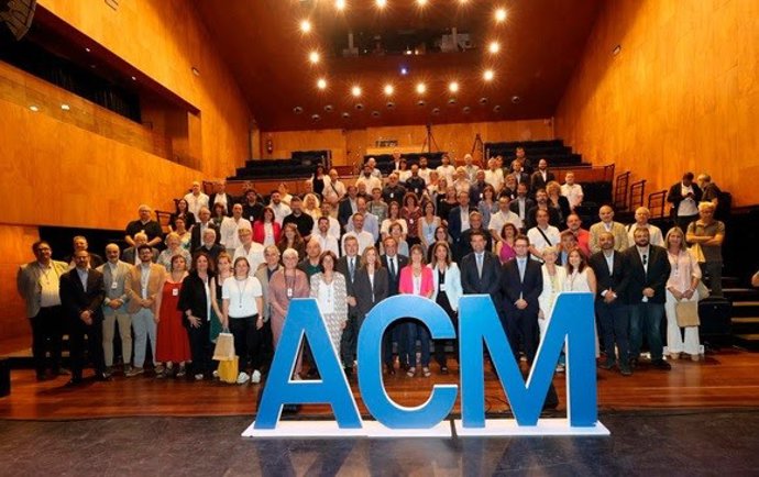 Foto de familia de la XXIX Asamblea general ordinaria de la Assemblea Catalana de Municipis i Comarques (ACM) en Banyoles (Girona)