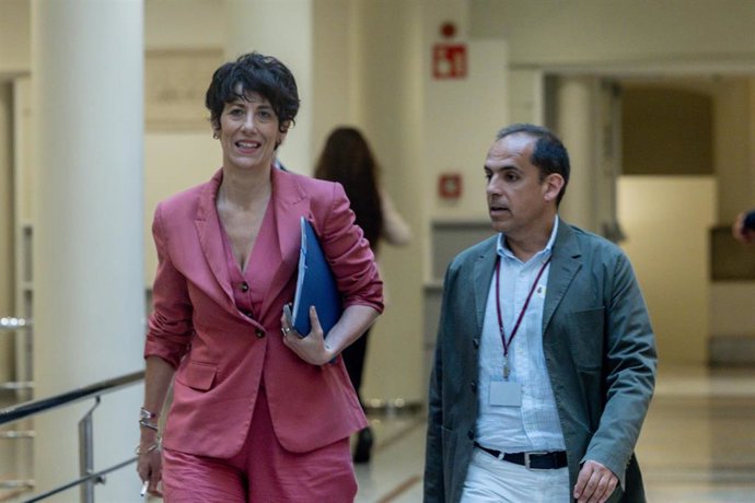 La ministra de Inclusión, Seguridad Social y Migraciones, Elma Saiz, a su llegada a un pleno en el Senado, a 17 de junio de 2025, en Madrid (España). 