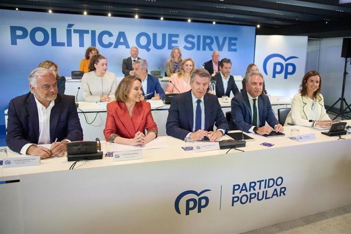 Archivo - El Vicesecretario general Institucional del Partido Popular, Esteban González Pons, la secretaria general del PP, Cuca Gamarra, el presidente del PP, Alberto Núñez Feijóo, el Vicesecretario General de Política Autonómica y Municipal y Análisis E