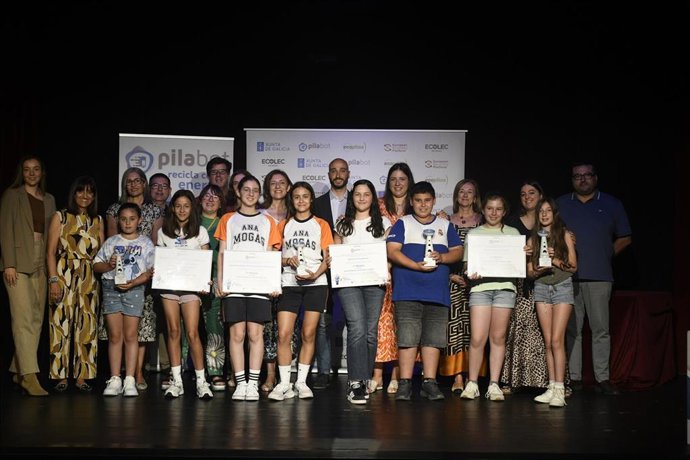 Entrega de galardones del concurso escolar Pilabot con la conselleiro de Medio Ambiente, Ángeles Vázquez